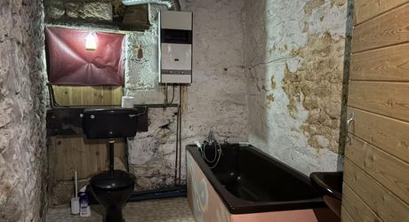 Centre-ville de MONTIGNAC-LASCAUX, petite maison de bourg à rénover.