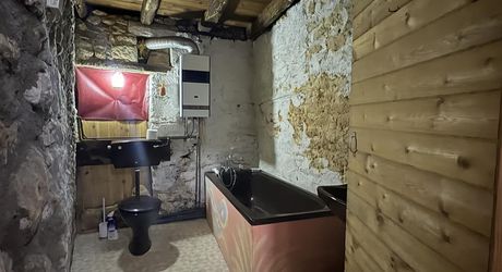 Centre-ville de MONTIGNAC-LASCAUX, petite maison de bourg à rénover.