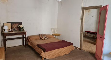 Centre-ville de MONTIGNAC-LASCAUX, petite maison de bourg à rénover.