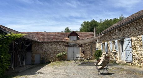 En Périgord Noir, sur les hauteurs de Montignac-Lascaux en direction de Sarlat, fermette sur 2,5 hectares comprenant une maison d'habitation d'environ 80 m² et des dépendances. Ensemble situé au calme, bien orienté, dans un hameau de 3 maisons.