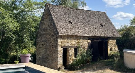 Un nid d'aigle en Périgord Noir! Ancienne fermette à flanc de coteau dans un environnement boisé, sans voisin proche et au calme, à 5 minutes du village de Montignac-Lascaux. 