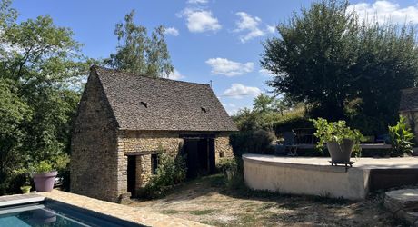 Un nid d'aigle en Périgord Noir! Ancienne fermette à flanc de coteau dans un environnement boisé, sans voisin proche et au calme, à 5 minutes du village de Montignac-Lascaux. 