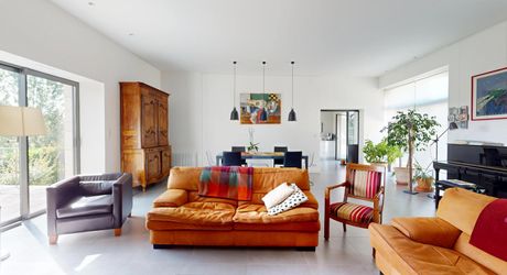 Superbe propriété entièrement restaurée dans le nord du Lot, idéalement située, proche de la vallée de la Dordogne entre Sarlat, Brive-la-Gaillarde et Souillac, à 10 mn de l’autoroute.