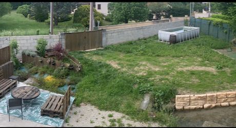 En Périgord Noir, à Montignac-Lascaux, maison de ville en pierre entièrement rénovée avec terrain, proche des commerces, écoles et services.