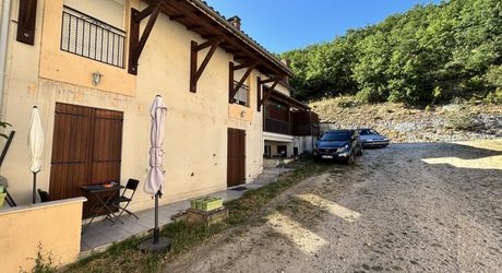 En Périgord Noir, immeuble de rapport à Montignac composé de trois logements actuellement loués.