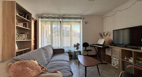 En Périgord Noir, immeuble de rapport à Montignac composé de trois logements actuellement loués.