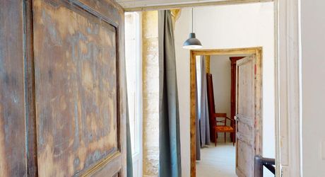 In the heart of the Périgord Noir, charming renovated stone house with swimming pool.