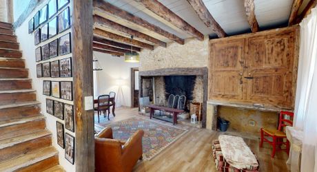 In the heart of the Périgord Noir, charming renovated stone house with swimming pool.
