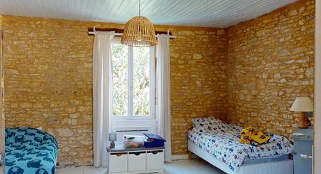 In the heart of the Périgord Noir, charming renovated stone house with swimming pool.