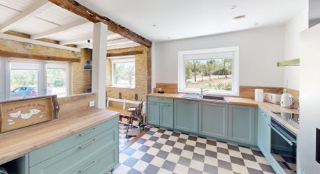 In the heart of the Périgord Noir, charming renovated stone house with swimming pool.