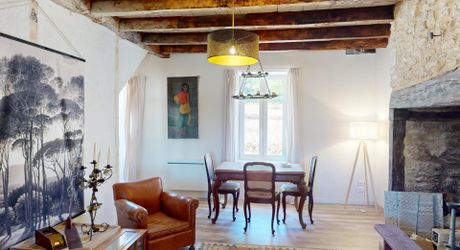 In the heart of the Périgord Noir, charming renovated stone house with swimming pool.