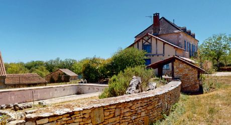 In the heart of the Périgord Noir, charming renovated stone house with swimming pool.