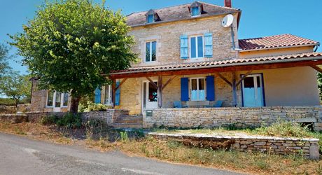 In the heart of the Périgord Noir, charming renovated stone house with swimming pool.
