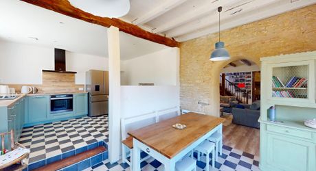 In the heart of the Périgord Noir, charming renovated stone house with swimming pool.