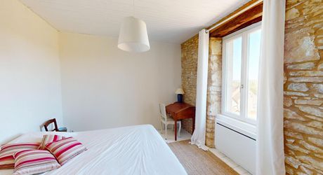 In the heart of the Périgord Noir, charming renovated stone house with swimming pool.