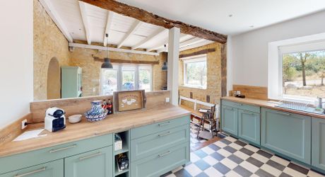 In the heart of the Périgord Noir, charming renovated stone house with swimming pool.