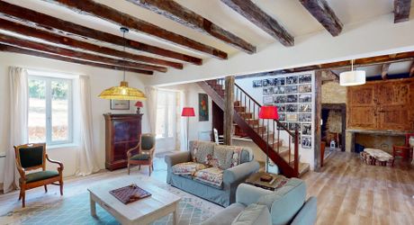 In the heart of the Périgord Noir, charming renovated stone house with swimming pool.