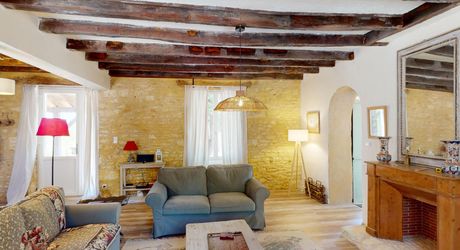 In the heart of the Périgord Noir, charming renovated stone house with swimming pool.