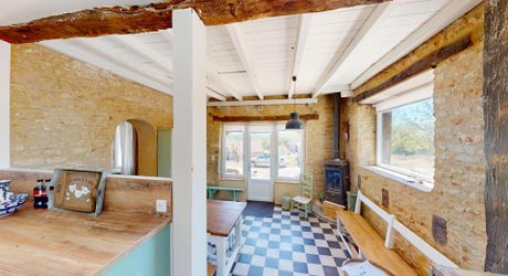 In the heart of the Périgord Noir, charming renovated stone house with swimming pool.
