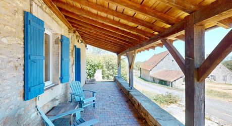 In the heart of the Périgord Noir, charming renovated stone house with swimming pool.