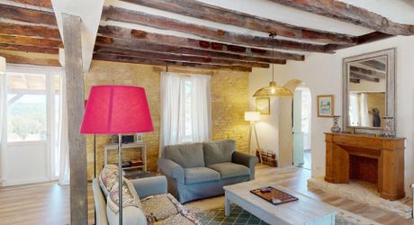 In the heart of the Périgord Noir, charming renovated stone house with swimming pool.