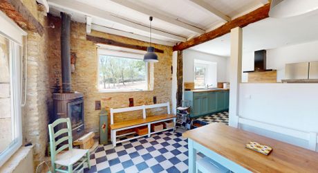 In the heart of the Périgord Noir, charming renovated stone house with swimming pool.