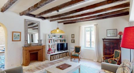 In the heart of the Périgord Noir, charming renovated stone house with swimming pool.