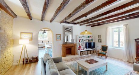 In the heart of the Périgord Noir, charming renovated stone house with swimming pool.