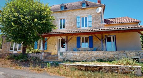In the heart of the Périgord Noir, charming renovated stone house with swimming pool.