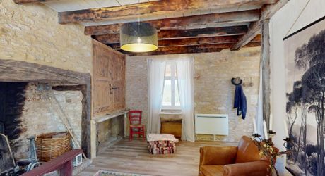 In the heart of the Périgord Noir, charming renovated stone house with swimming pool.