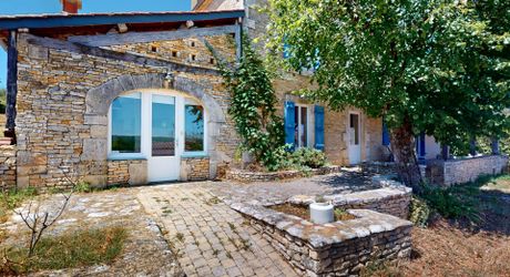 In the heart of the Périgord Noir, charming renovated stone house with swimming pool.