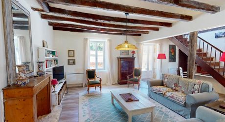 In the heart of the Périgord Noir, charming renovated stone house with swimming pool.