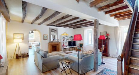 In the heart of the Périgord Noir, charming renovated stone house with swimming pool.