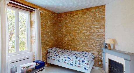 In the heart of the Périgord Noir, charming renovated stone house with swimming pool.