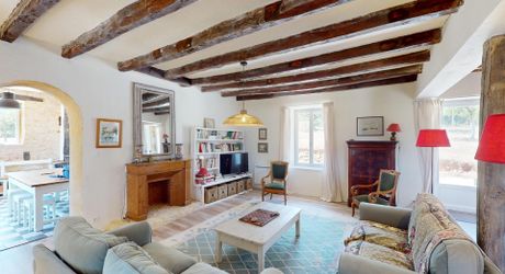 In the heart of the Périgord Noir, charming renovated stone house with swimming pool.