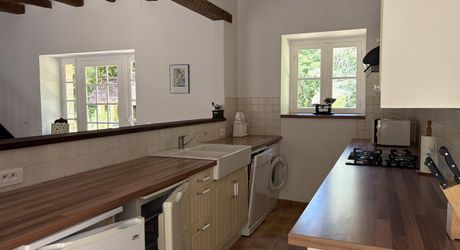 In Périgord Noir, in the Vézère valley, on over 6 hectares, property with lovely views comprising a large main house and a guest house.