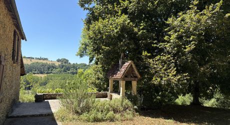 In Périgord Noir, in the Vézère valley, on over 6 hectares, property with lovely views comprising a large main house and a guest house.