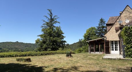 In Périgord Noir, in the Vézère valley, on over 6 hectares, property with lovely views comprising a large main house and a guest house.