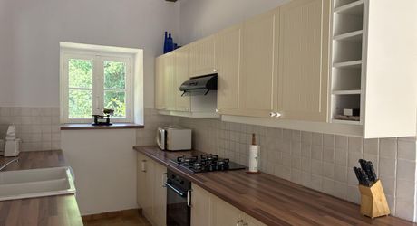 In Périgord Noir, in the Vézère valley, on over 6 hectares, property with lovely views comprising a large main house and a guest house.