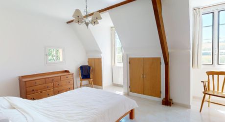 In Périgord Noir, in the Vézère valley, on over 6 hectares, property with lovely views comprising a large main house and a guest house.