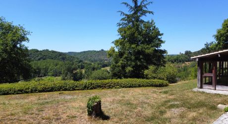 In Périgord Noir, in the Vézère valley, on over 6 hectares, property with lovely views comprising a large main house and a guest house.