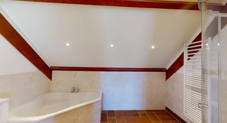In Périgord Noir, in the Vézère valley, on over 6 hectares, property with lovely views comprising a large main house and a guest house.