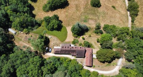 In Périgord Noir, in the Vézère valley, on over 6 hectares, property with lovely views comprising a large main house and a guest house.