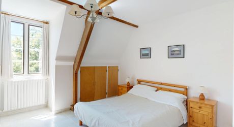 In Périgord Noir, in the Vézère valley, on over 6 hectares, property with lovely views comprising a large main house and a guest house.