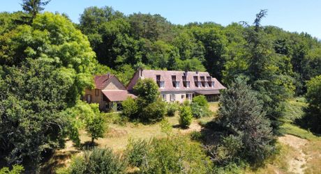 In Périgord Noir, in the Vézère valley, on over 6 hectares, property with lovely views comprising a large main house and a guest house.