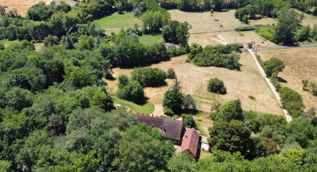 In Périgord Noir, in the Vézère valley, on over 6 hectares, property with lovely views comprising a large main house and a guest house.