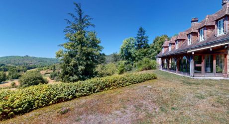 In Périgord Noir, in the Vézère valley, on over 6 hectares, property with lovely views comprising a large main house and a guest house.
