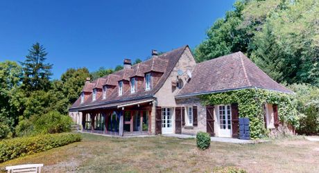 In Périgord Noir, in the Vézère valley, on over 6 hectares, property with lovely views comprising a large main house and a guest house.