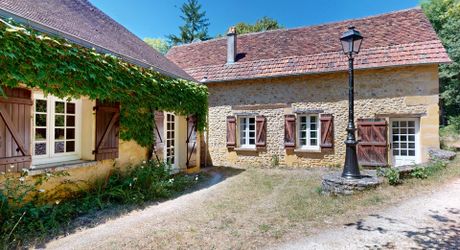 In Périgord Noir, in the Vézère valley, on over 6 hectares, property with lovely views comprising a large main house and a guest house.
