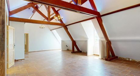 In Périgord Noir, in the Vézère valley, on over 6 hectares, property with lovely views comprising a large main house and a guest house.